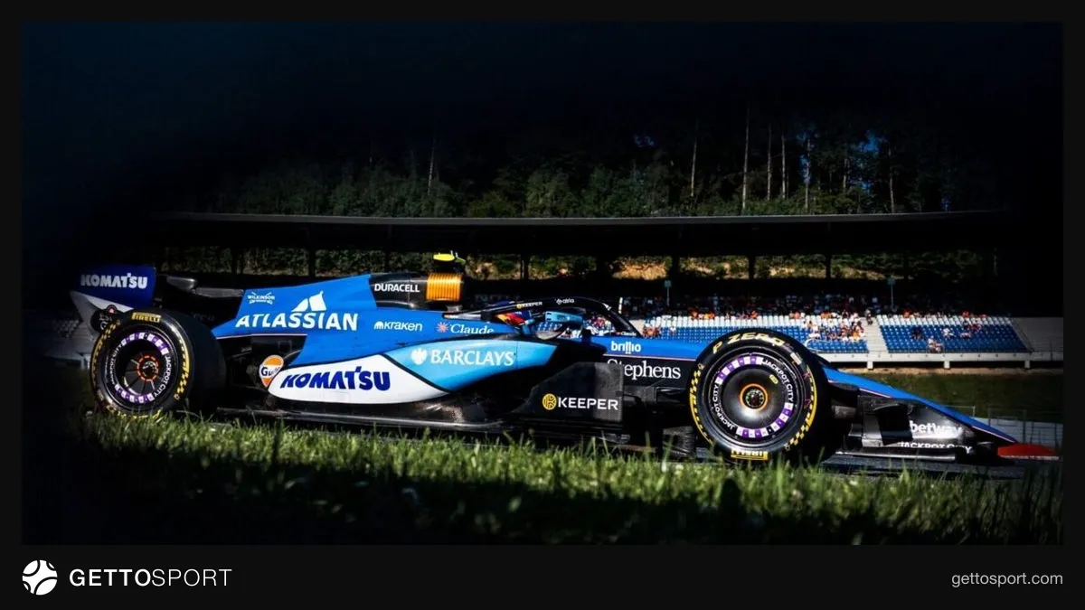 Williams FW50 bolidi və W50 Live sərgi loqosu ilə nümayiş