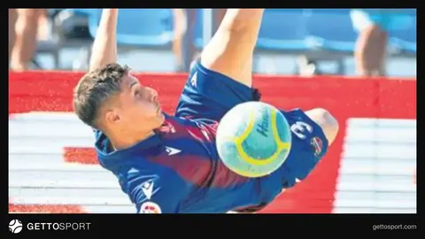 Alanya sahilinde plaj futbolu turnuvası oynanan bir stadyum ve organizasyon logosu