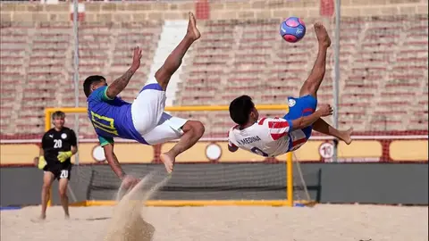 Alanya plajında kurulu plaj futbolu sahası ve tribünler