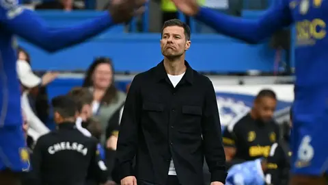 Xabi Alonso basın toplantısında konuşurken
