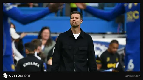 Xabi Alonso basın toplantısında konuşurken