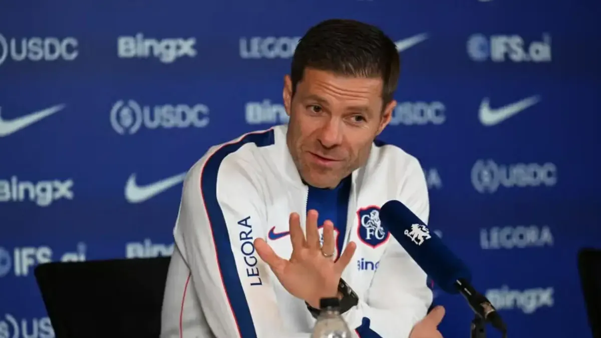 Xabi Alonso mətbuat konfransında mikrofona danışır