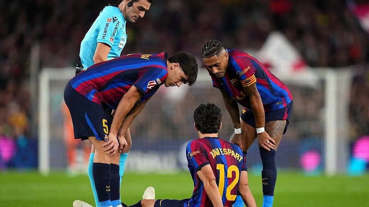 Barcelona futbolçusu Xavi Espart oyunda zədələnərkən