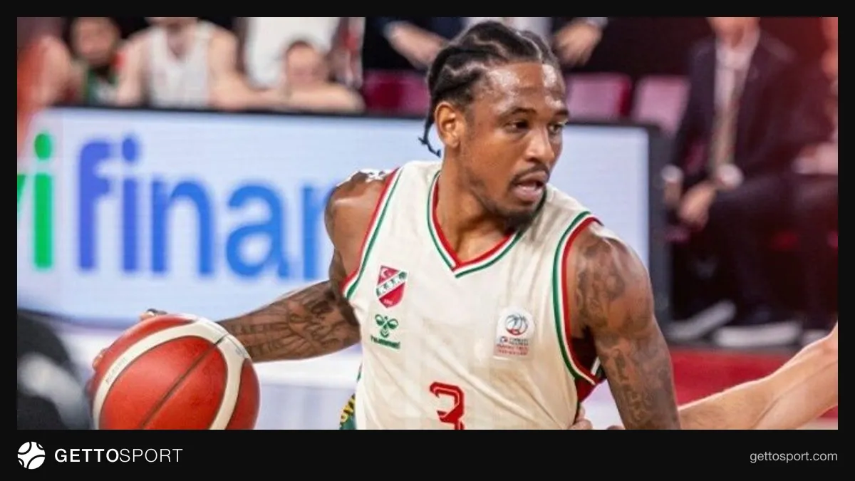 Xavier Munford Karşıyaka formasını giyerken omuzunu tutuyor