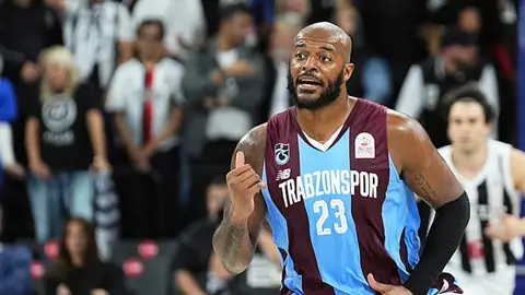 Xavier Tillman Trabzonspor formasıyla maç sırasında veya basın toplantısında konuşurken