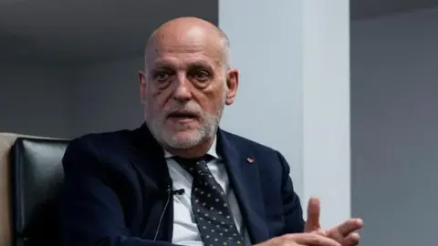 Xavyer Tebas danışır, La Liqa loqosu və Real Madrid bayrağı fonunda