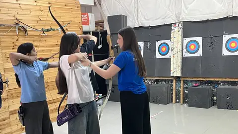 Xətai rayonunda kamandan oxatma yarışında medal alan məktəbli