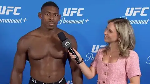 Xoakin Bakli UFC döyüş zalında mikrofonla açıqlama verir