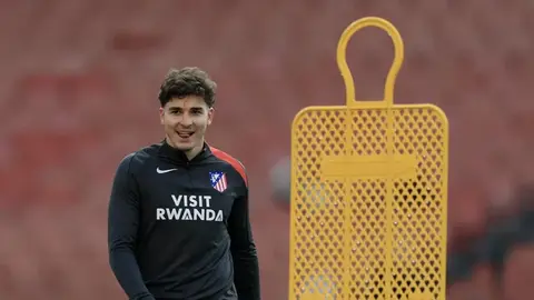 Arsenal forumada Xulian Alvaresin şəkli və klub loqosu