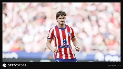 Xulian Alvares Atletico Madrid forması ilə tribunaya baxır
