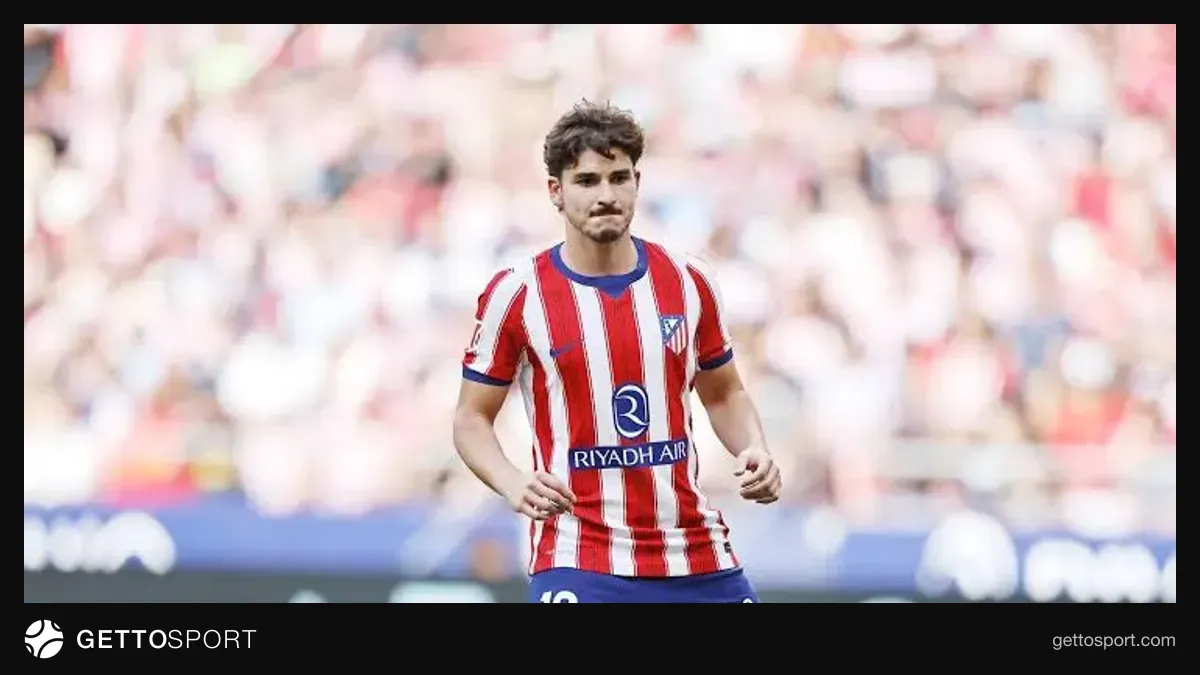 Xulian Alvares Atletico Madrid forması ilə tribunaya baxır