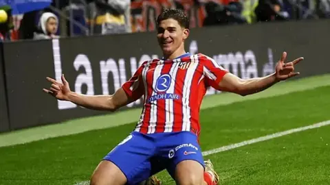 Xulian Alvares Atlético forması ilə topun yanında, PSJ transfer şayiəsi