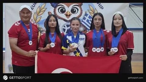 Yağmur Tosun madalyasıyla ve Türkiye petank takımı