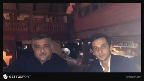 Yalçın Manaflı mətbuat konfransında və ya tribunada oturmuş vəziyyətdə