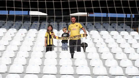 Muğlaspor-İstanbulspor maçında İstanbulspor forması giyen taraftar ve çocukları tribünde