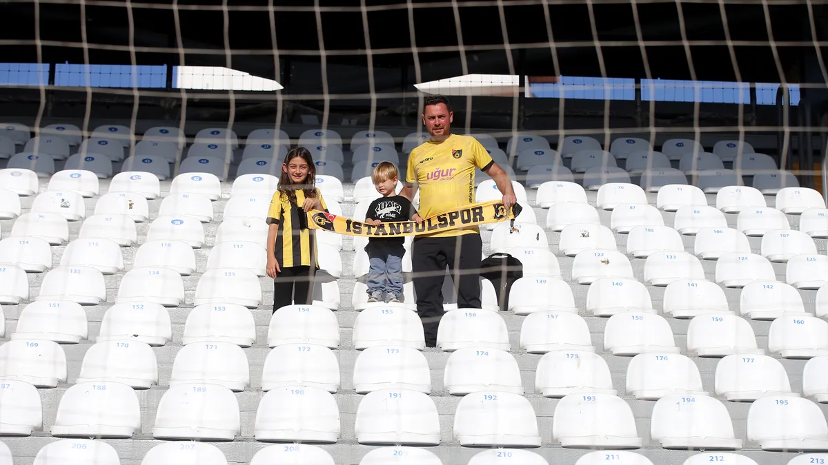 Muğlaspor-İstanbulspor maçında İstanbulspor forması giyen taraftar ve çocukları tribünde