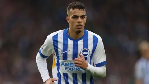 Yasin Ayari Brayton futbol forması ilə meydanda