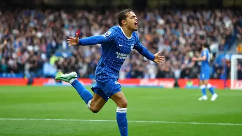 Yasin Ayari Brighton formasıyla topla ilerlerken