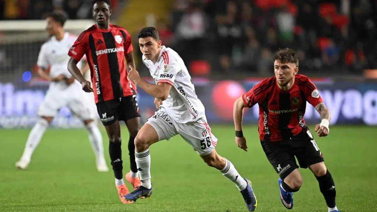 Yasin Özcan siyah beyaz Beşiktaş formasıyla maç sırasında