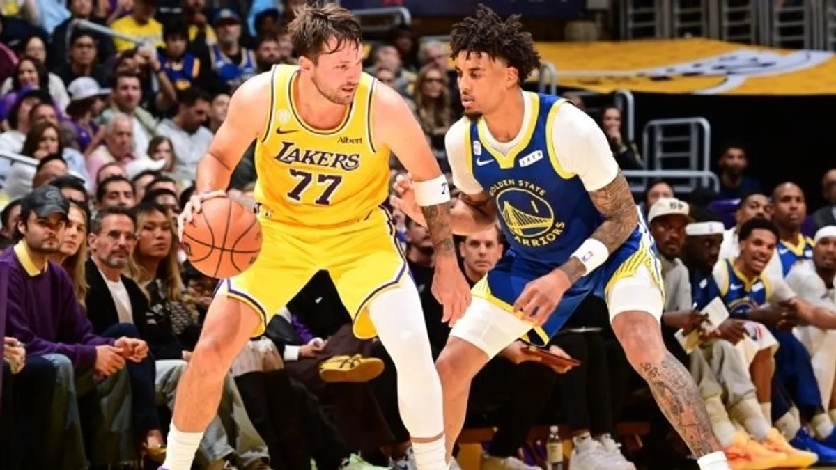 Yaxel Lendeborg ve Luka Dončić maç sırasında tartışıyor