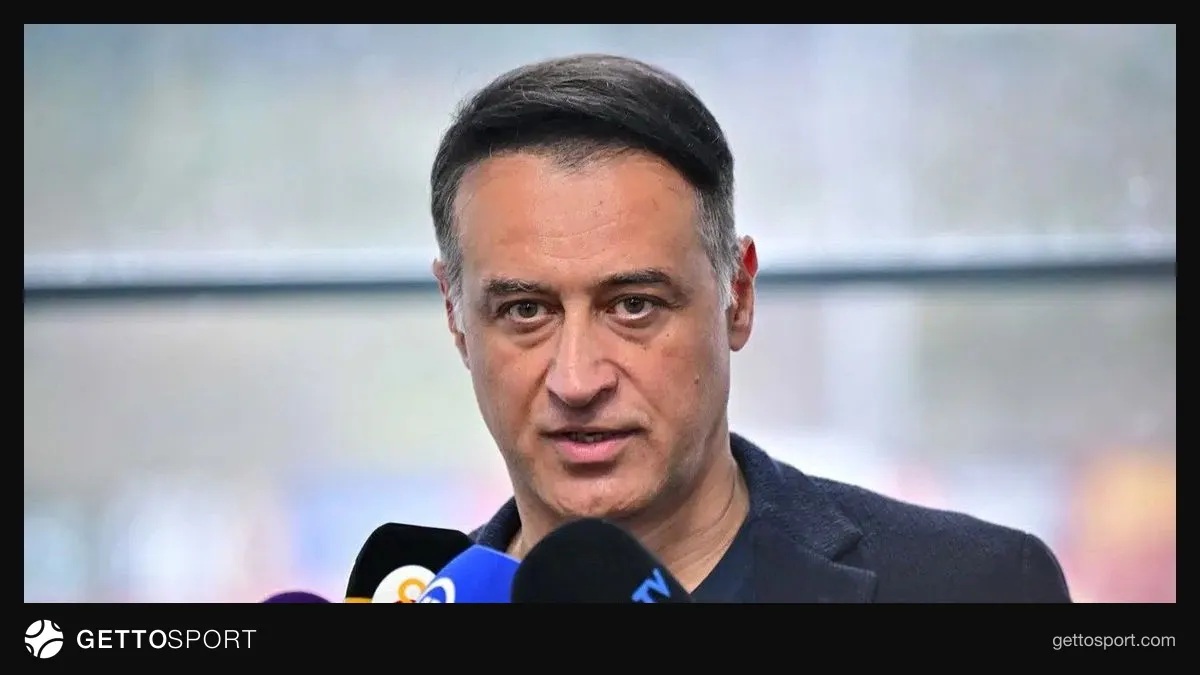 Yener İnce röportaj verirken konuşuyor