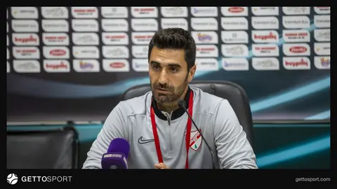 Yiğit Yılmazer basın toplantısında konuşurken