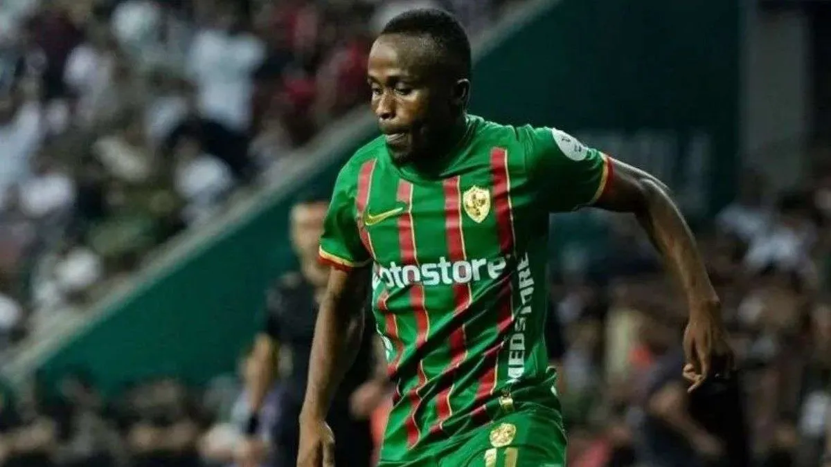 Amedspor formasıyla topla çalışan Yira Sor