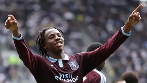 Yohan Manzambi Aston Villa formasında topa nəzarət edir