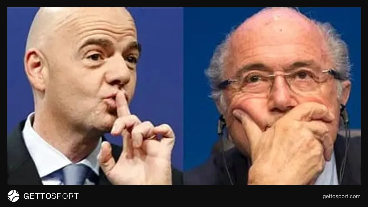 Yosef Blatter mikrofona yaxın dayanıb, sosial şəbəkə paylaşımı üçün foto