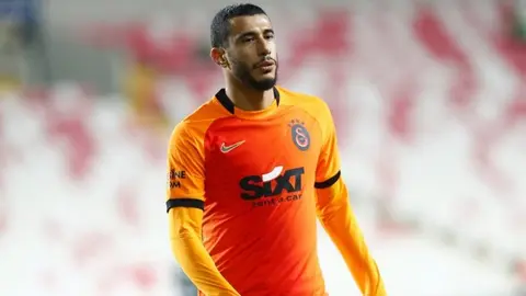 Younes Belhanda maç öncesi röportaj verirken