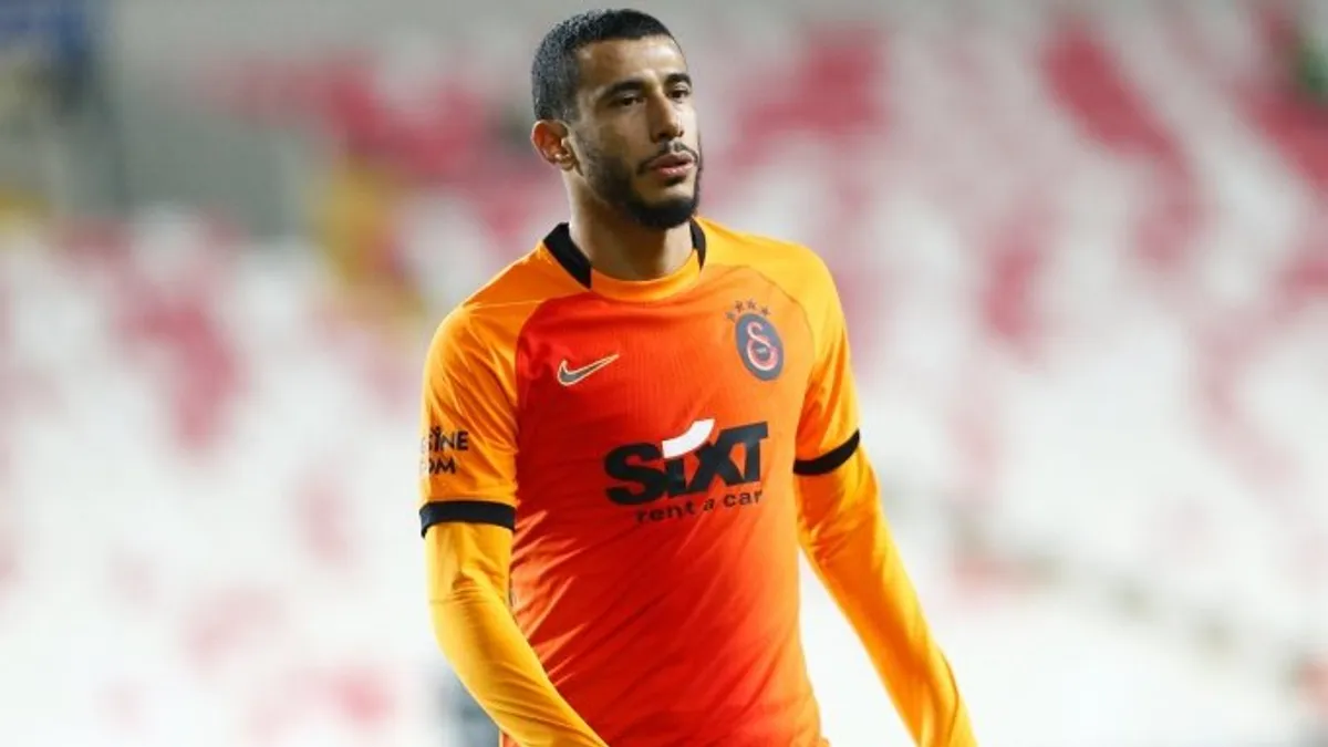 Younes Belhanda maç öncesi röportaj verirken