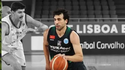 Yukatel Denizli Basket oyuncuları Benfica deplasmanında maç sırasında