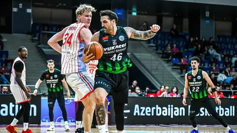 Yukatel Denizli Basket ve Landau Lions oyuncuları pota altında mücadele ederken