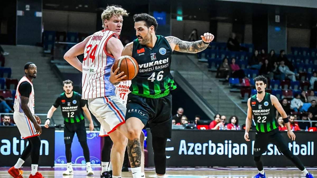 Yukatel Denizli Basket ve Landau Lions oyuncuları pota altında mücadele ederken
