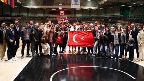 Yukatel Denizli Basket oyuncuları maçta top mücadelesi yaparken