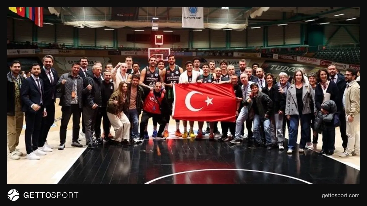 Yukatel Denizli Basket oyuncuları maçta top mücadelesi yaparken