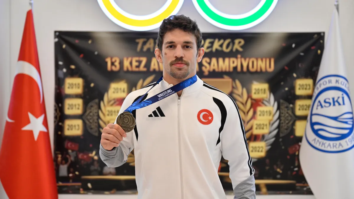 Yüksel Sarıçiçek madalya töreninde madalya takarken