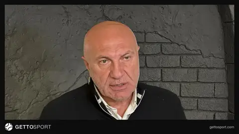 Yüksel Yıldırım mikrofon önünde konuşurken