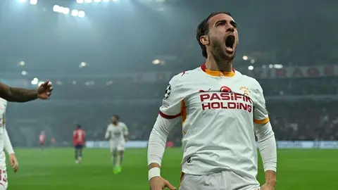 Yunus Akgün röportaj verirken, Galatasaray formasıyla konuşuyor