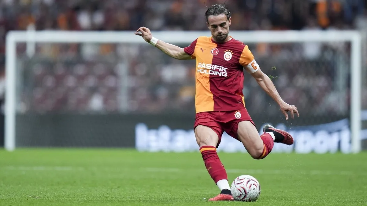 Yunus Akgün maç sırasında Galatasaray formasıyla top sürerken