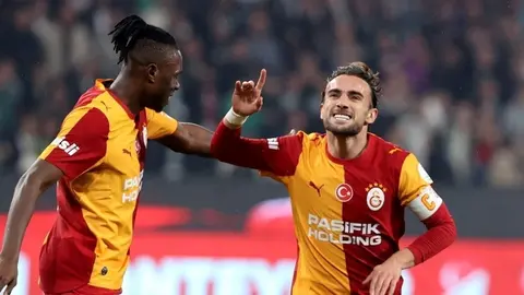 Yunus Akgün maç sonrası mikrofonlara konuşurken