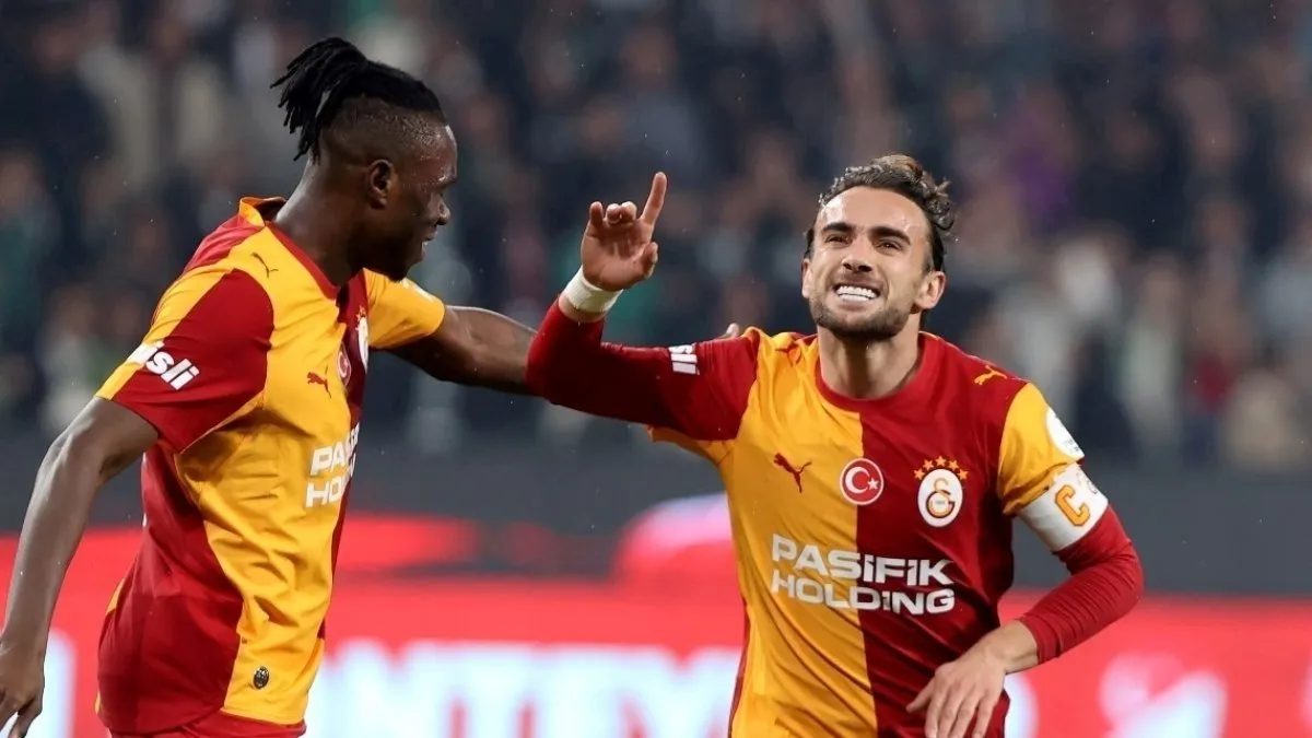 Yunus Akgün maç sonrası mikrofonlara konuşurken