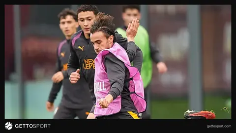 Yunus Akgün maç sırasında top sürerken Galatasaray formasıyla