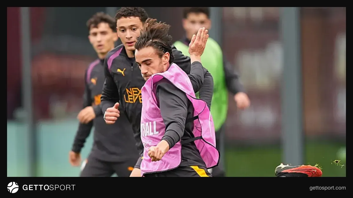 Yunus Akgün maç sırasında top sürerken Galatasaray formasıyla
