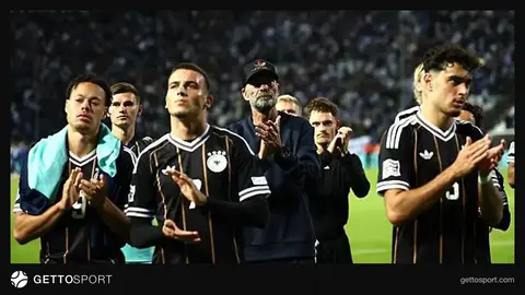 Yurgen Klopp oyun zamanı oyunçulara göstəriş verir