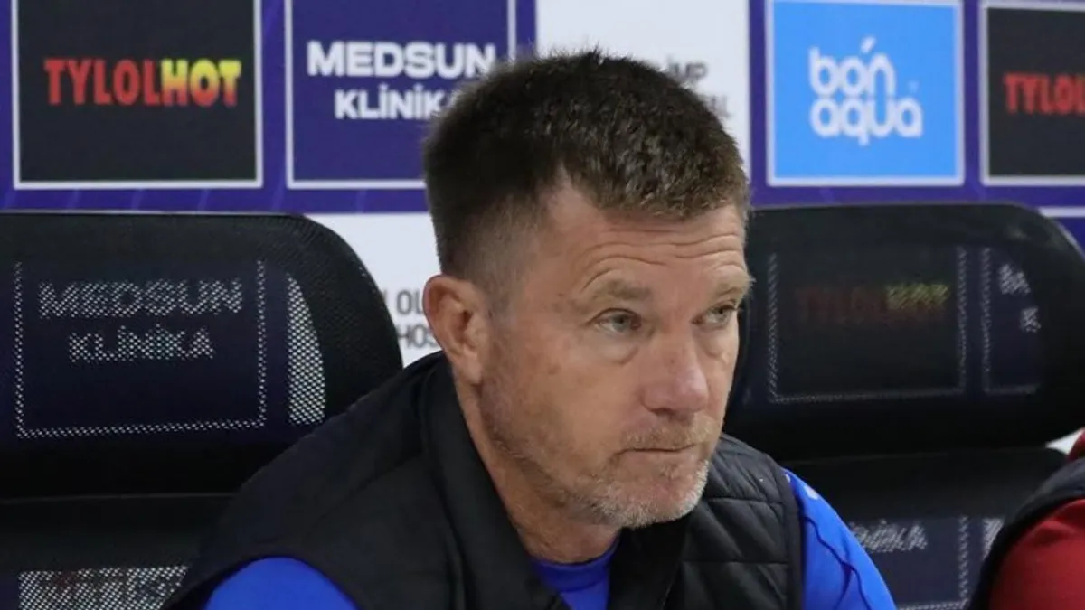 Yuri Maksimov mətbuat konfransında danışır, arxa fon stadium