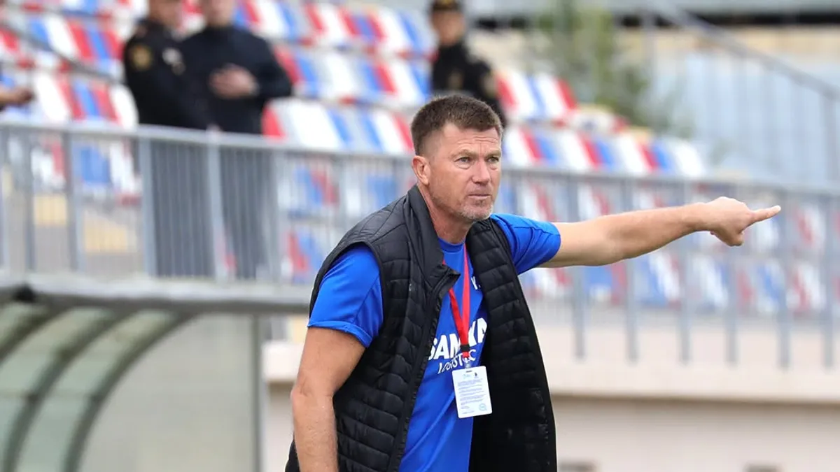 Baş məşqçi Yuri Maksimov və futbolçu heyəti stadion çərçivəsində