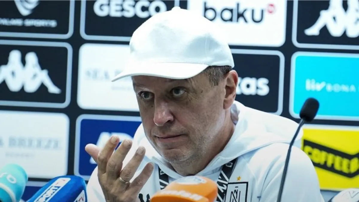 Yuri Vernidub mətbuat konfransında, Neftçi loqosu fonunda