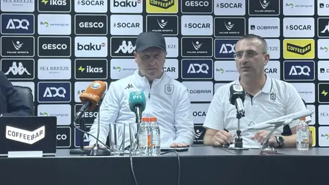 Yuri Vernidub mətbuat konfransında və ya Neftçi oyunundan görüntü