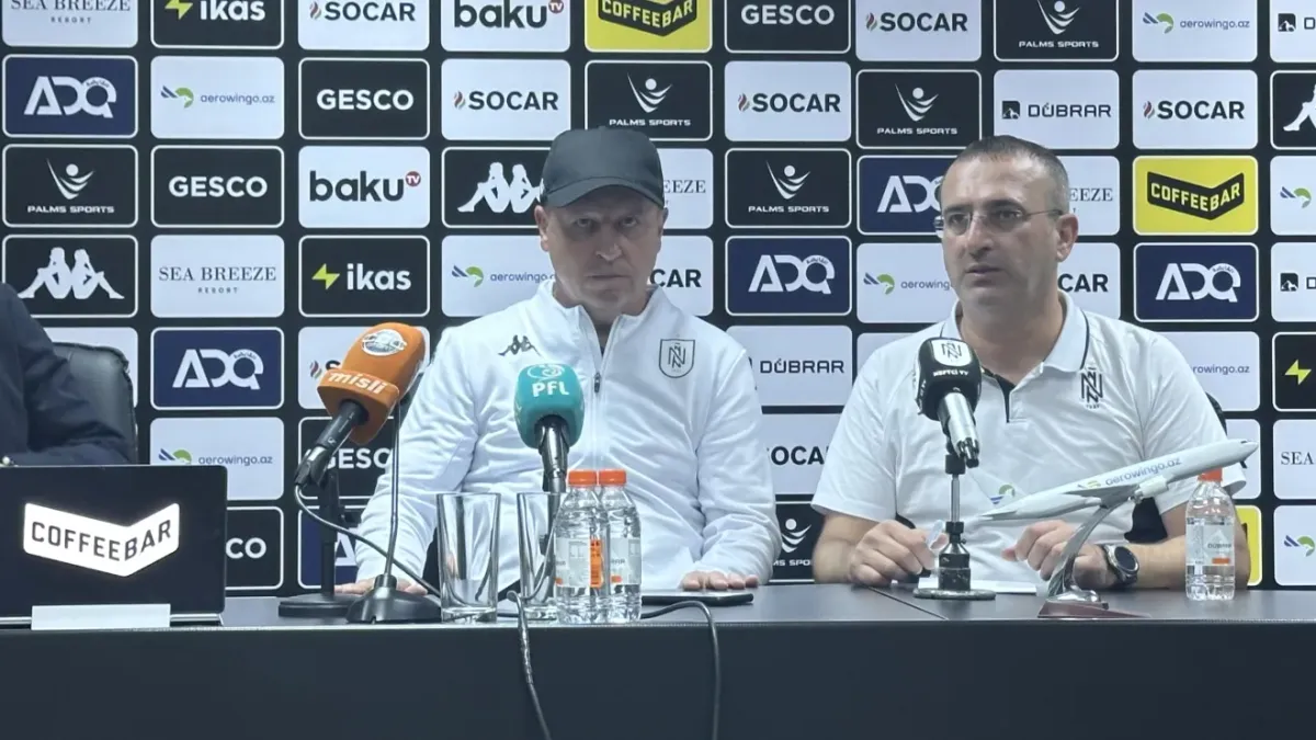 Yuri Vernidub mətbuat konfransında və ya Neftçi oyunundan görüntü